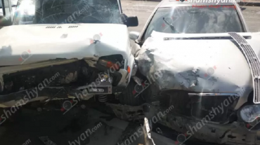 Արարատի մարզում բախվել են Mercedes-ն ու ВАЗ 2121-ը. Нива-ն մասամբ հայտնվել է մայթին. կա վիրավոր