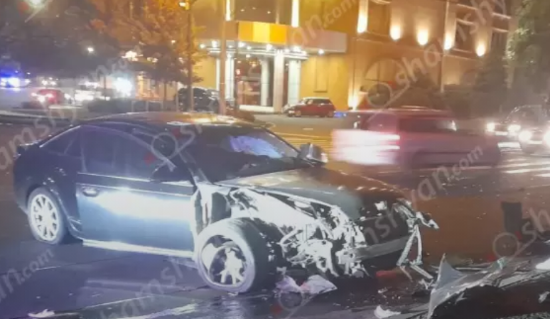 Երևանում 32-ամյա վարորդը Audi A6-ով բախվել է երկաթե էլեկտրասյանը