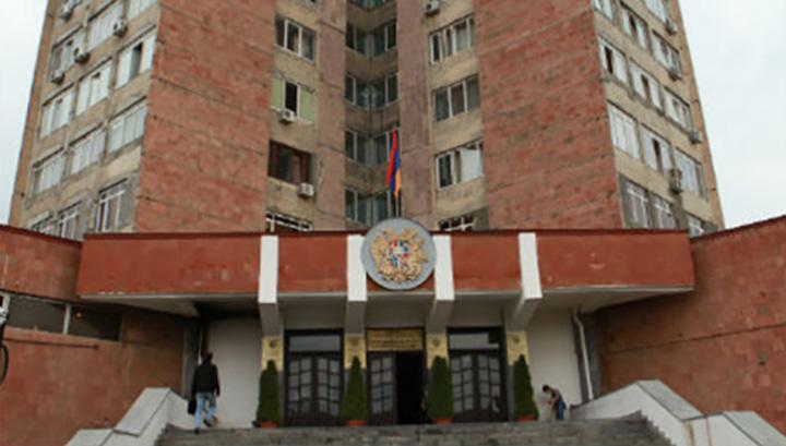 Քաղաքացին մտել է ԴԱՀԿ-ի շենք, բենզինը լցրել իր վրա և հայտնել, որ եթե հարցին լուծում չտան, ինքն իրեն կհրկիզի