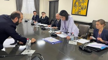 Արարատ Միրզոյանն Անալենա Բերբոքին ներկայացրել է «Խաղաղության խաչմերուկ» ծրագիրը