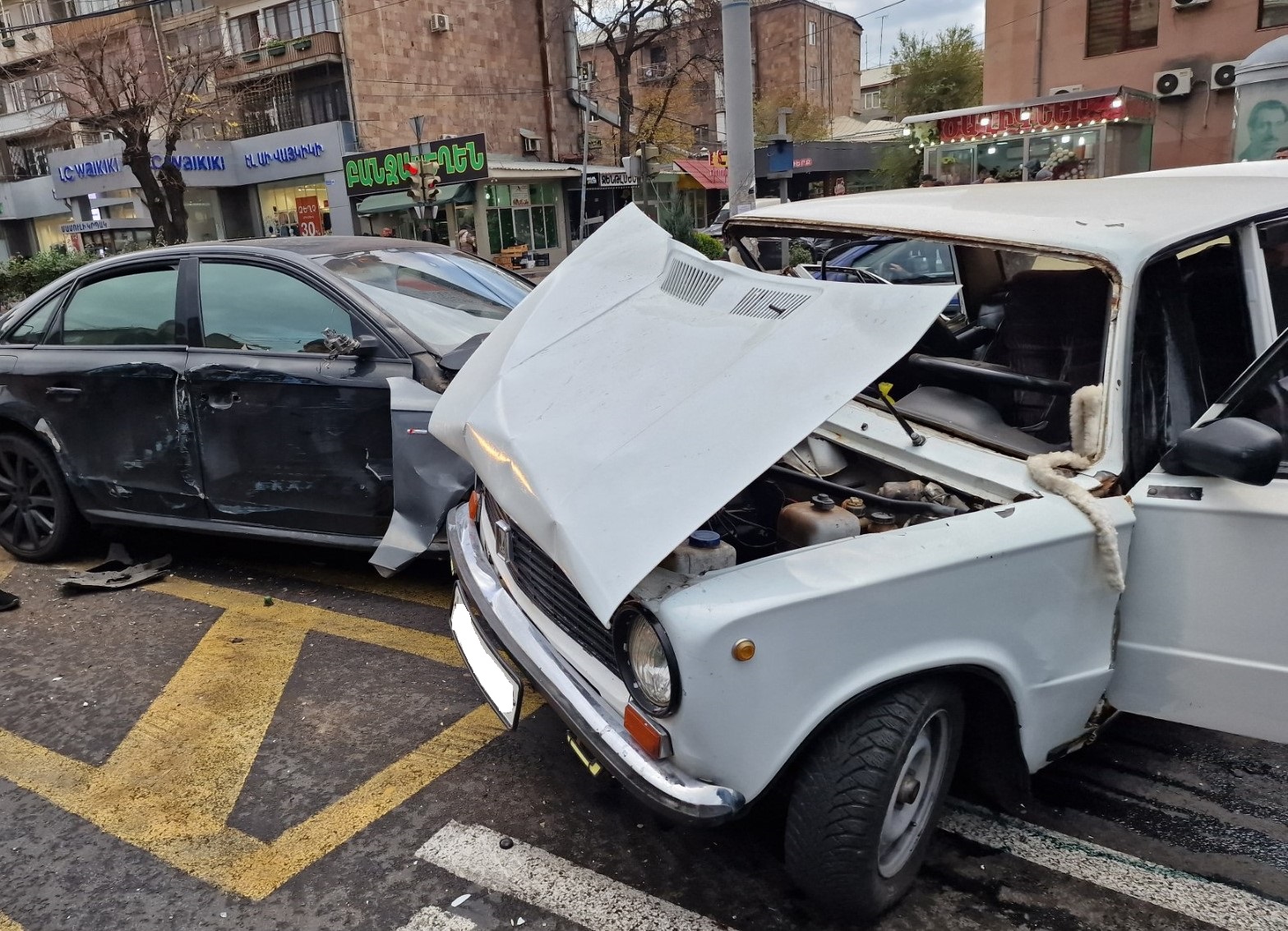 2 զոհ, 1 վիրավոր. Կոմիտասի պողոտայում բախվել են Audi-ն ու Ваз 2101-ը
