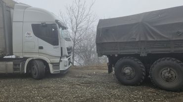 Բեռնատար ավտոմեքենան արգելափակվել էր խճաշերտի մեջ և խոչընդոտում էր երթևեկությունը