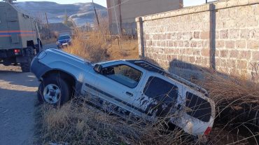 Փրկարարներն ավտոմեքենան դուրս են բերել առվակից