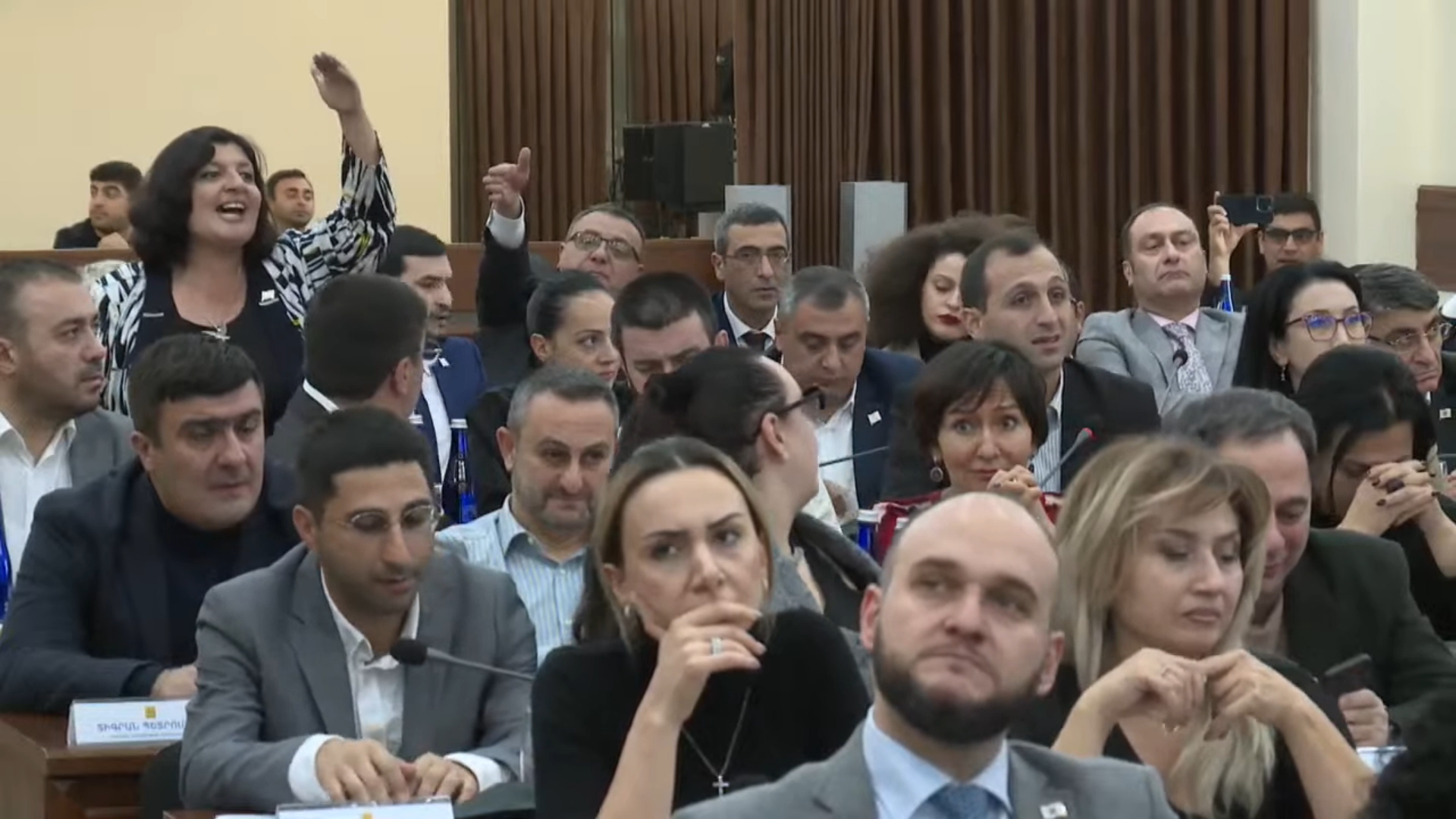 Երևանի ավագանու նիստն անցել է լարված մթնոլորտում և հետաձգվել մինչև վաղը