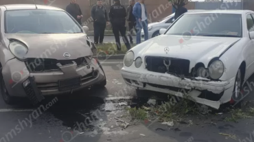 Ավտովթար՝ Երևանում. Mercedes -ը դուրս է եկել հանդիպակաց և բախվել Nissan-ին