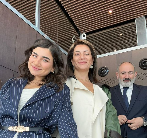 Ուղիղ 25 տարի՝ երեքով միասին․ ՀՀ վարչապետը կնոջ և դստեր հետ լուսանկար է հրապարակել