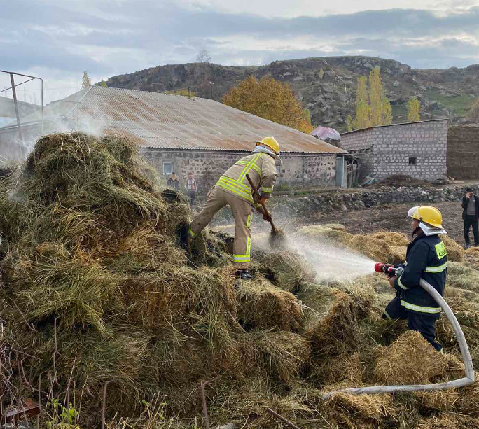 Այրվել է մոտ 300 հակ անասնակեր