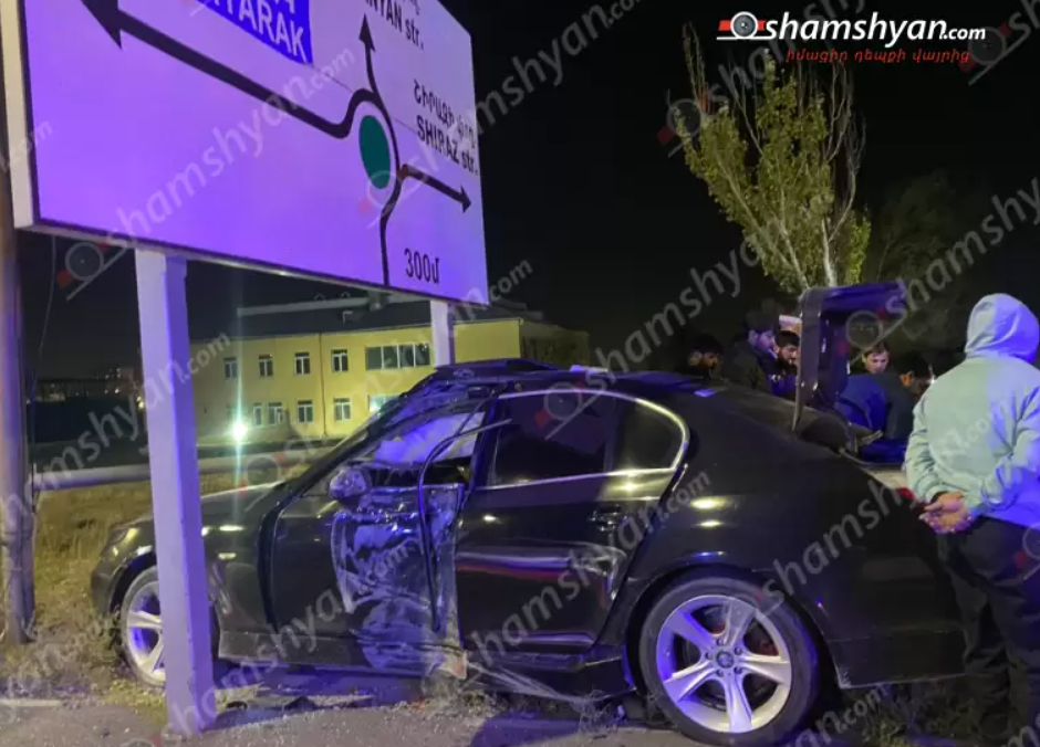 Երևանում 33-ամյա վարորդը BMW-ով հայտնվել է երկաթե սյուների արանքում. կա վիրավոր