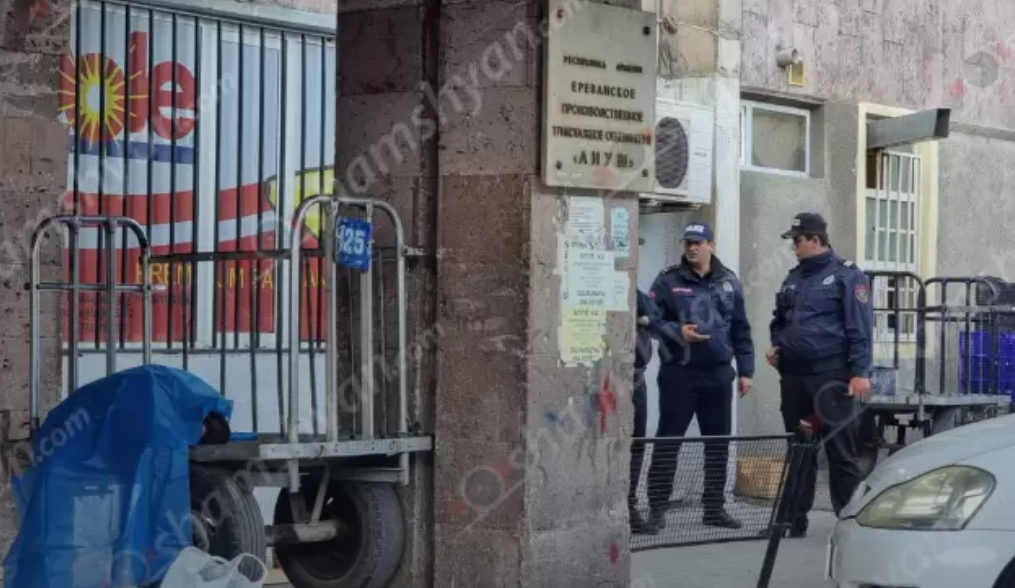 Երևանի Մալաթիայի շուկայի հարևանությամբ գտնվող տրիկոտաժի գործարանի մուտքի մոտ հայտնաբերվել է տղամարդու դի