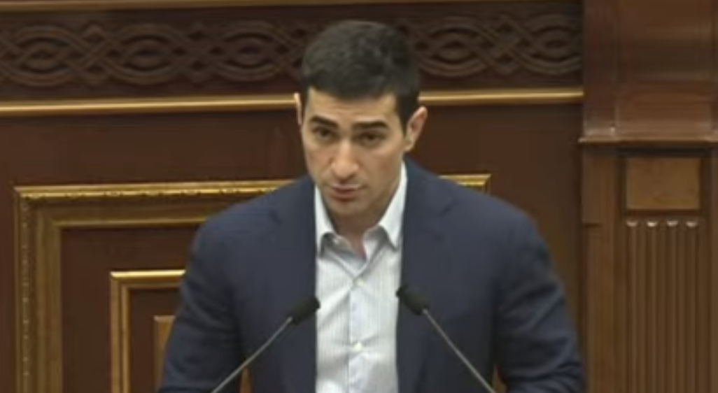 ԱԺ-ում Լևոն Քոչարյանն ու Տիգրան Պարսիլյանը երդմամբ ստանձնել են պատգամավորական մանդատները