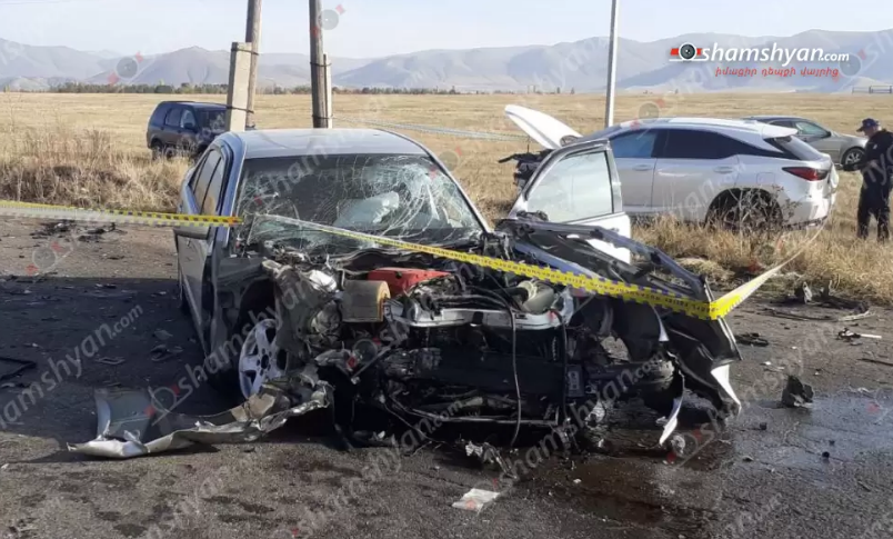 Արագածոտնի մարզում բախվել են Mercedes-ն ու Lexus-ը. վերջինը հայտնվել է դաշտում. կան վիրավորներ