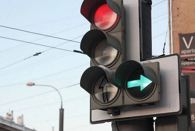 Քանաքեռավան ընթացող ճանապարհի խաչմերուկում տեղակայվել է լուսացույց