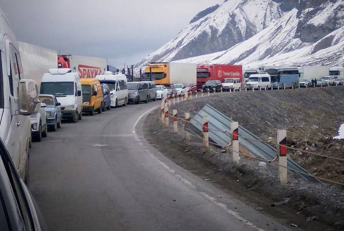 Մեքենաները հիմնականում անցնում են Լարսի անցակետով. Քերոբյանը՝ առաջացած խնդիրների վերաբերյալ