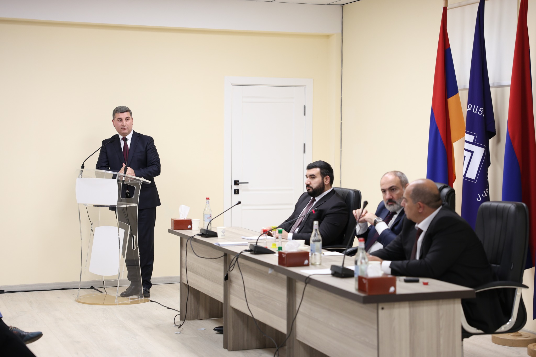 Իջևան քաղաքում կայացել է «Քաղաքացիական պայմանագիր» կուսակցության նախաձեռնող խմբի նիստ, որը վարել է Նիկոլ Փաշինյանը