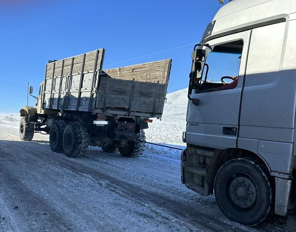 Փրկարարները արգելափակումից դուրս են բերել բեռնատարները