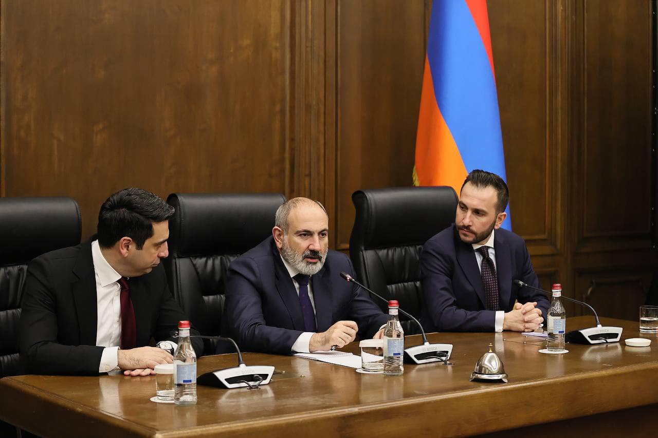 Նիկոլ Փաշինյանն Ազգային ժողովում հանդիպել է «Քաղաքացիական պայմանագիր» խմբակցության հետ
