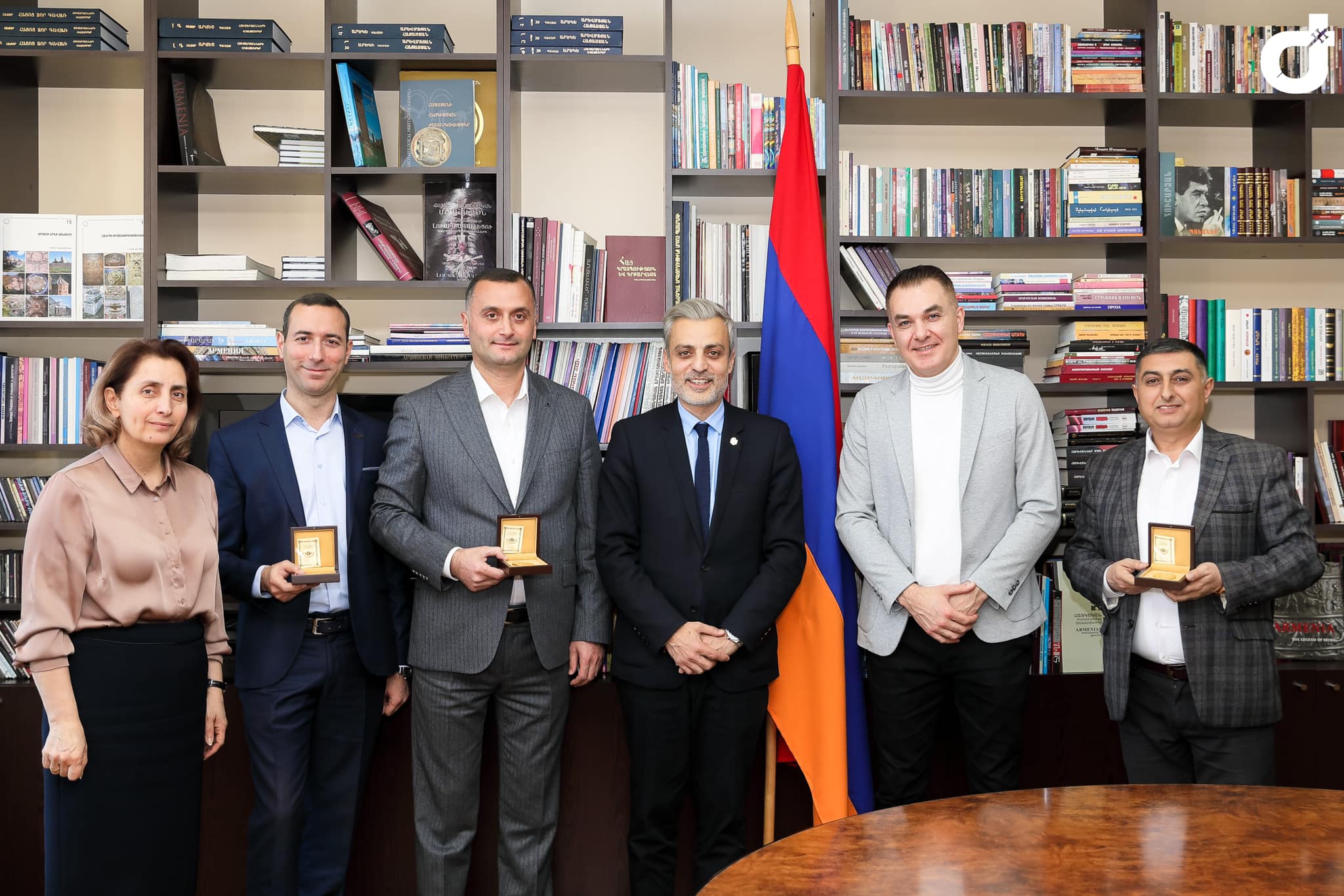 Հայաստանի պարի պետական անսամբլը նշել է ստեղծման 65, «Ալթունյան» պետական անսամբլը՝ 85-ամյակը. ԿԳՄՍ փոխնախարարը ոսկե մեդալներ է հանձնել