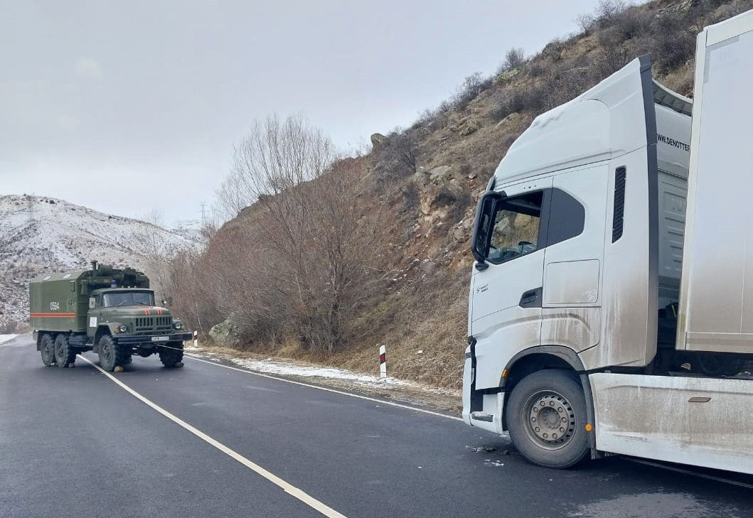 Փրկարարները քարշարկման միջոցով արգելափակումից դուրս են բերել չորս բեռնատար