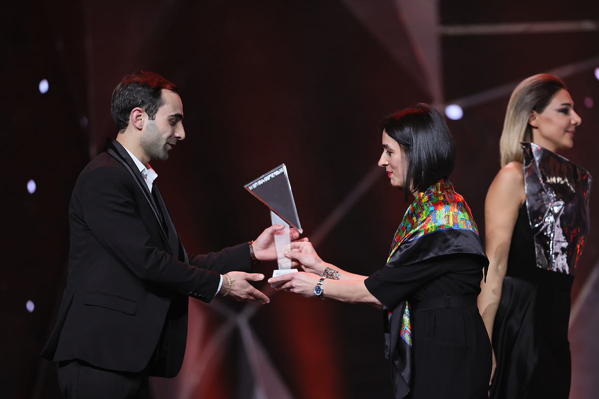 Սա հայրենասիրություն է՝ առանց բառերի, գործով. Ժաննա Անդրեասյանը մրցանակ է հանձնել Ավագ Համբարձումյանին