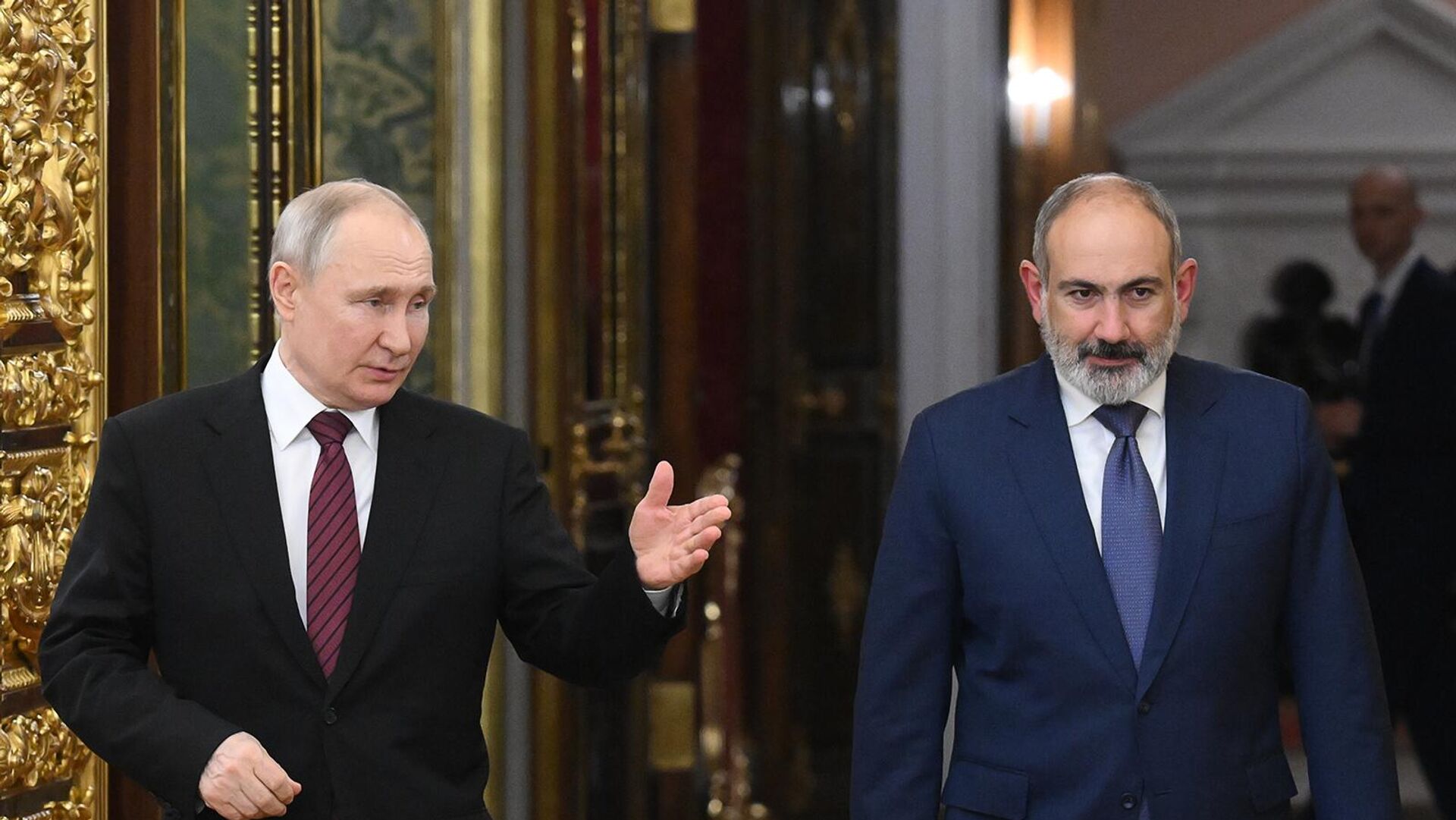 Պուտինը Պավլովսկի պալատում շրջայցի ժամանակ զրուցել է Փաշինյանի հետ