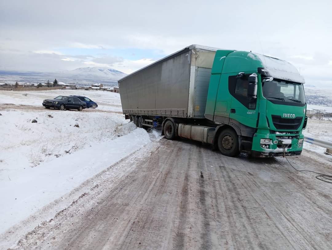 Փրկարարները քարշակել են կցորդիչով բեռնատարը