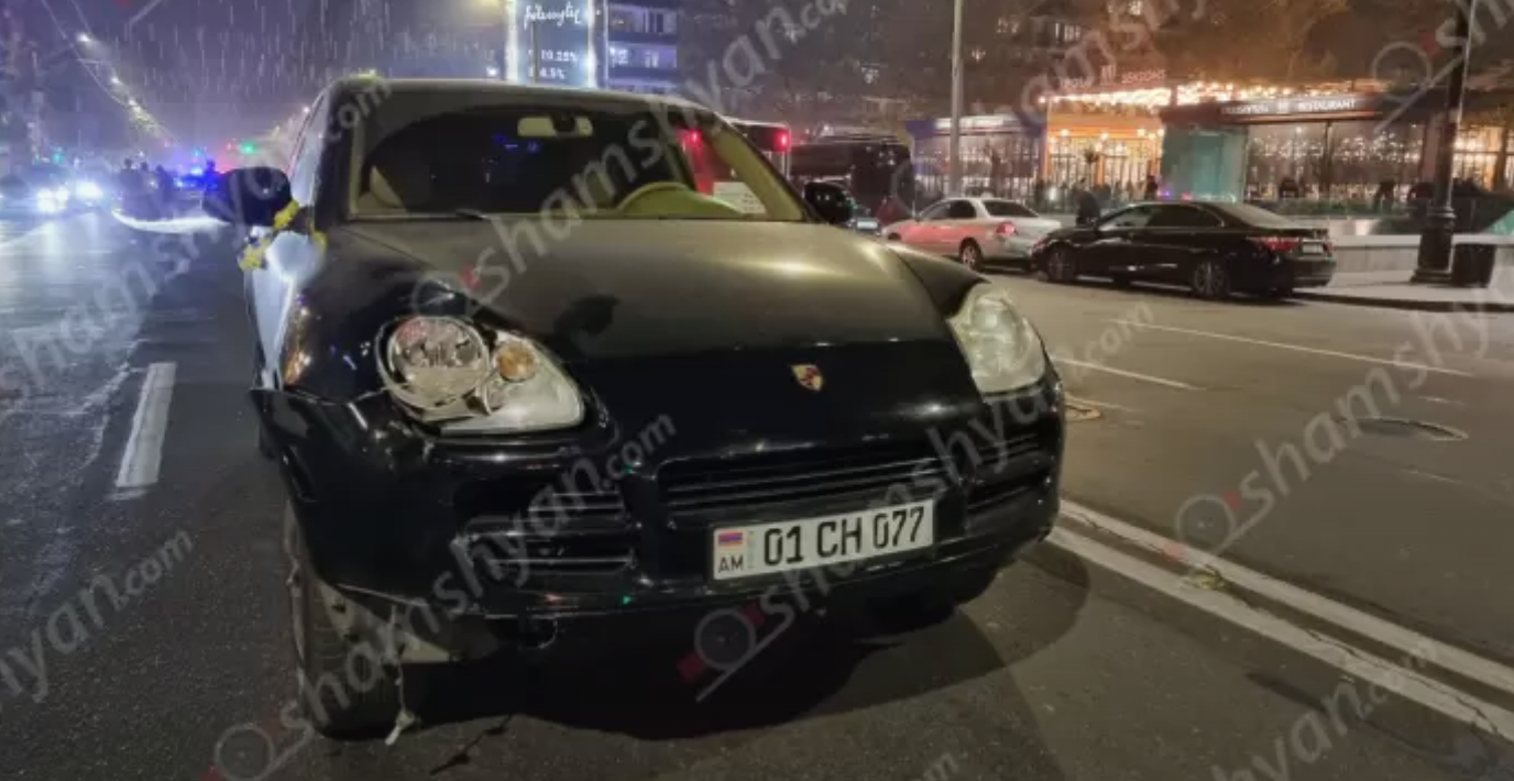 Ողբերգական դեպք՝ Երևանում. Porsche-ը վրաերթի է ենթարկել տատին, աղջկան ու թոռանը. հղին հիվանդանոցում մահացել է