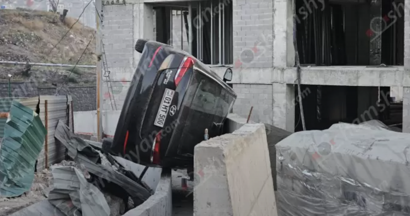 23-ամյա վարորդը Hyundai-ով բախվել է երկաթե պաշտպանիչ պատնեշին և կողաշրջվել՝ հայտնվելով կառուցվող էլիտար շենքերի տարածքում