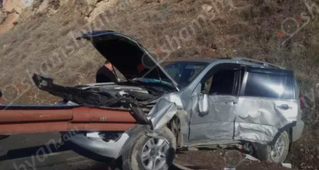 Խոշոր ավտովթար՝ Վայոց ձորի մարզում. Lexus-ը մխրճվել է երկաթե արգելապատնեշի մեջ. կա վիրավոր