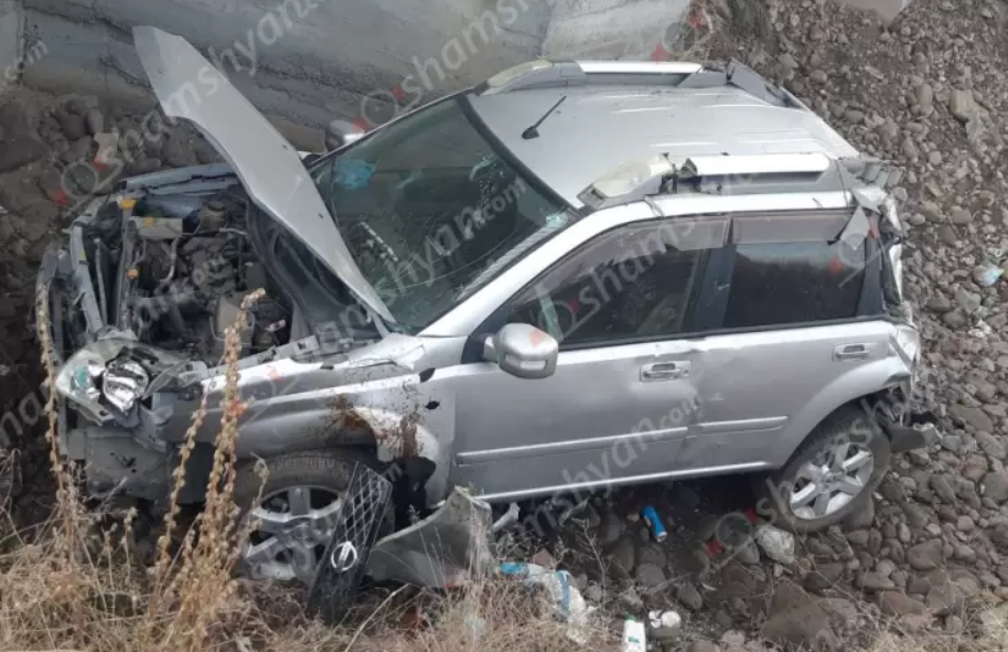 Գեղարքունիքի մարզում Nissan-ը բախվել է երկաթե ճաղավանդակին և մոտ 6 մ բարձրությունից հայտնվել ձորում․ կան վիրավորներ