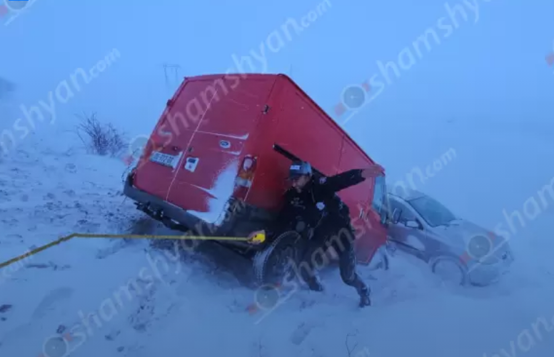 Արագածոտնի մարզում սառած ճանապարհը՝ ավտովթարի պատճառ. բախվել ու ձորն են ընկել Ford Transit-ն ու Opel-ը
