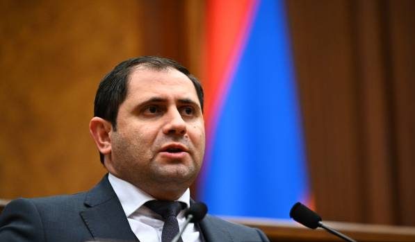 Այդ օրերին որևէ տեղաշարժ չկատարելու հրաման է եղել. նախարարն անդրադարձել է ձնահյուսի հետևանքով զինծառայողի զոհվելու դեպքին