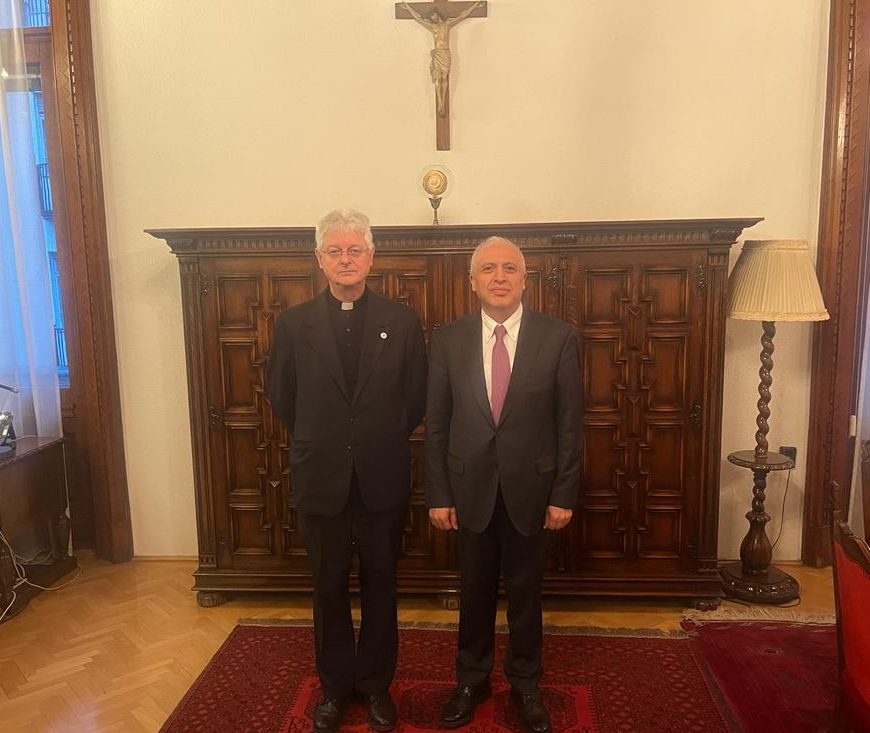 Դեսպան Աշոտ Սմբատյանը հանդիպել է Բուդապեշտի Պետեր Պազմանի կաթոլիկ համալսարանի ռեկտորի հետ