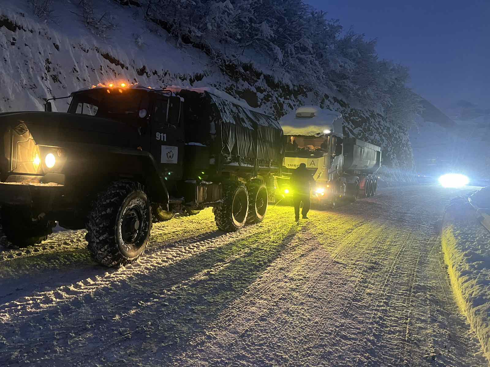 Փրկարարներն արգելափակումից դուրս են բերել ավտոմեքենաները