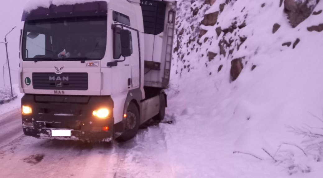 Փրկարարները բեռնատարները դուրս են բերել արգելափակումից