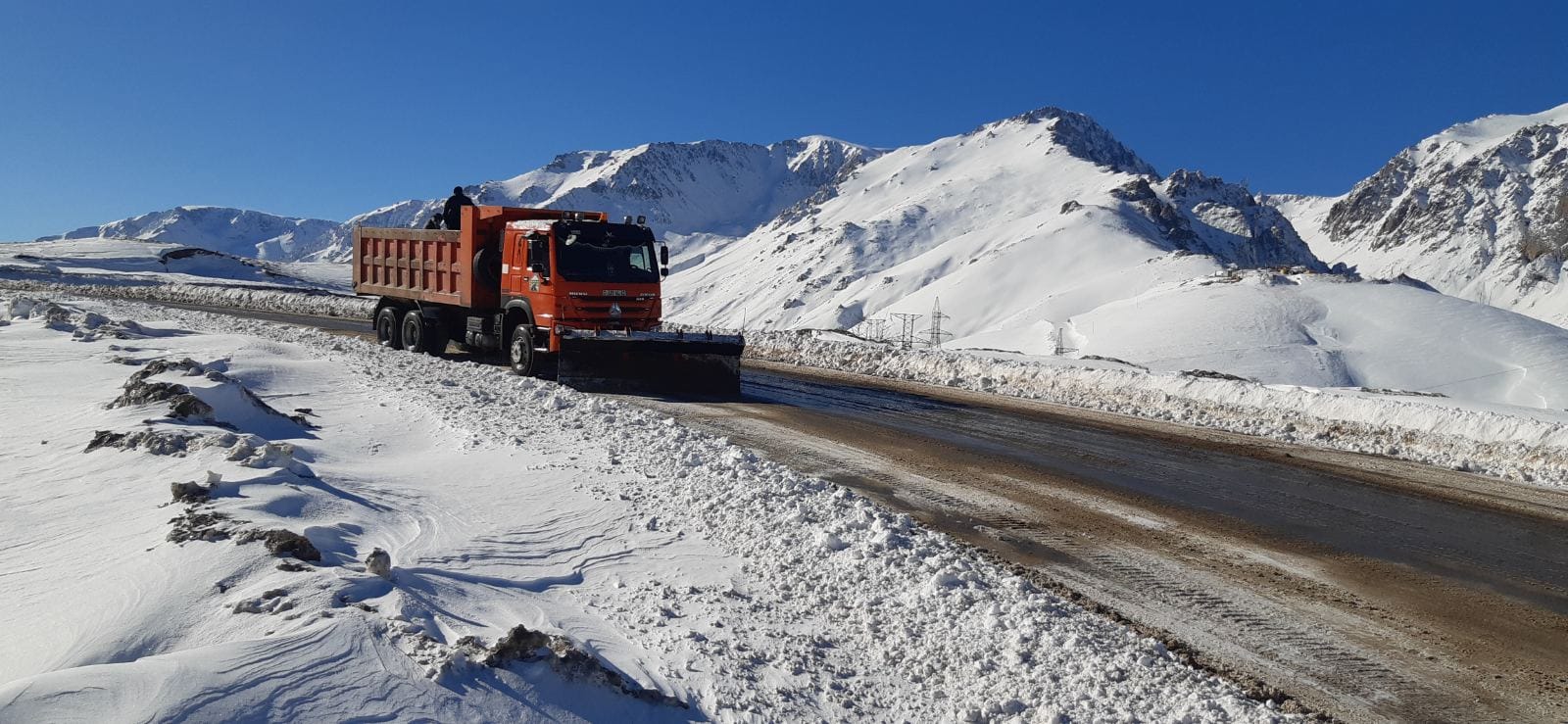 Կոչ ենք անում ճանապարհ դուրս գալուց առաջ զանգահարել նշված հեռախոսահամարով և նախապես ճշտել ճանապարհների վիճակը․ «Ճանապարհային դեպարտամենտ»