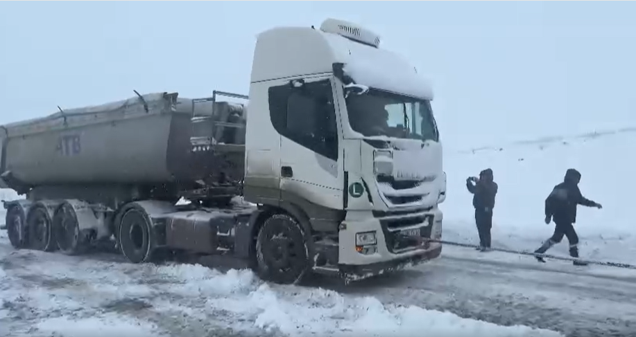Փրկարարներն արգելափակումից դուրս են բերել կցորդիչով բեռնատարը