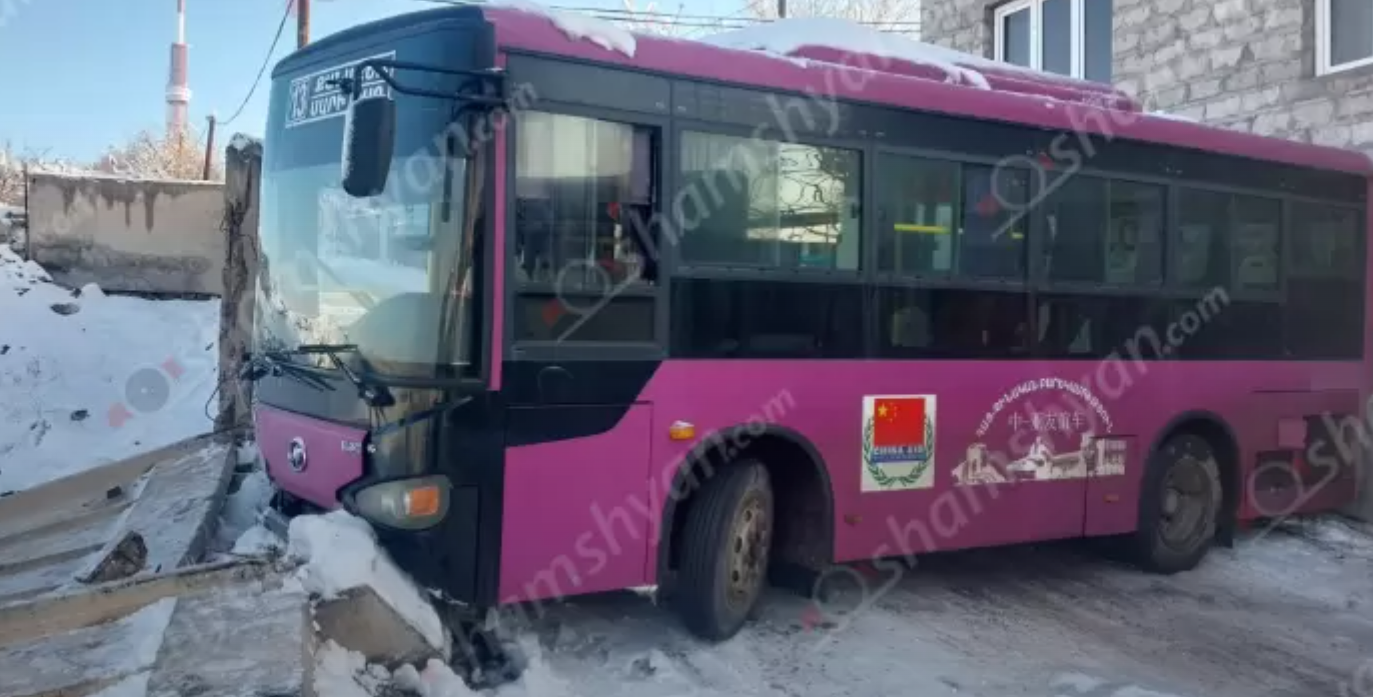 Արտակարգ դեպք՝ Երևանում. թիվ 13 երթուղին սպասարկող ավտոբուսը, որի մեջ ուղևորներ են եղել, կոտրել է բնակչի տան քարե պարիսպն ու երկաթե ճաղավանդակը