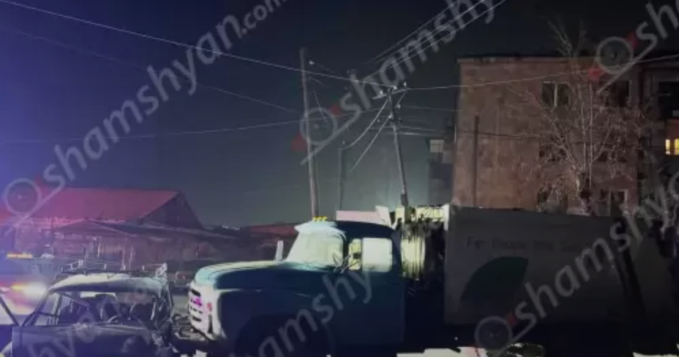 Խոշոր ավտովթար՝ Էջմիածին քաղաքում. բախվել են «ԶԻԼ»-ն ու «06»-ը, կա տուժած
