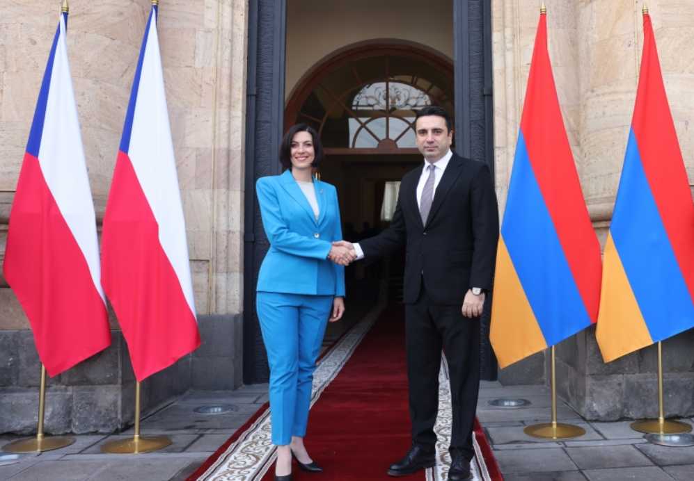 Մենք պետք է հաստատենք խաղաղ հարաբերություններ՝ հիմնված ինքնիշխանության եւ տարածքային ամբողջականության փոխադարձ ճանաչման վրա. Ալեն Սիմոնյանը՝ Մարկետա Պեկարովա Ադամովային