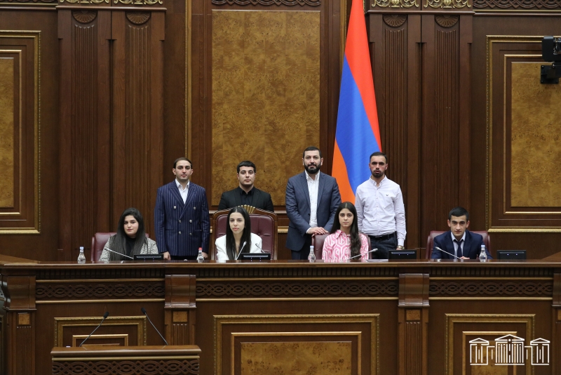 Ռուստամ Բաքոյանը հանդիպել է եզդիական համայնքի ուսանողների հետ