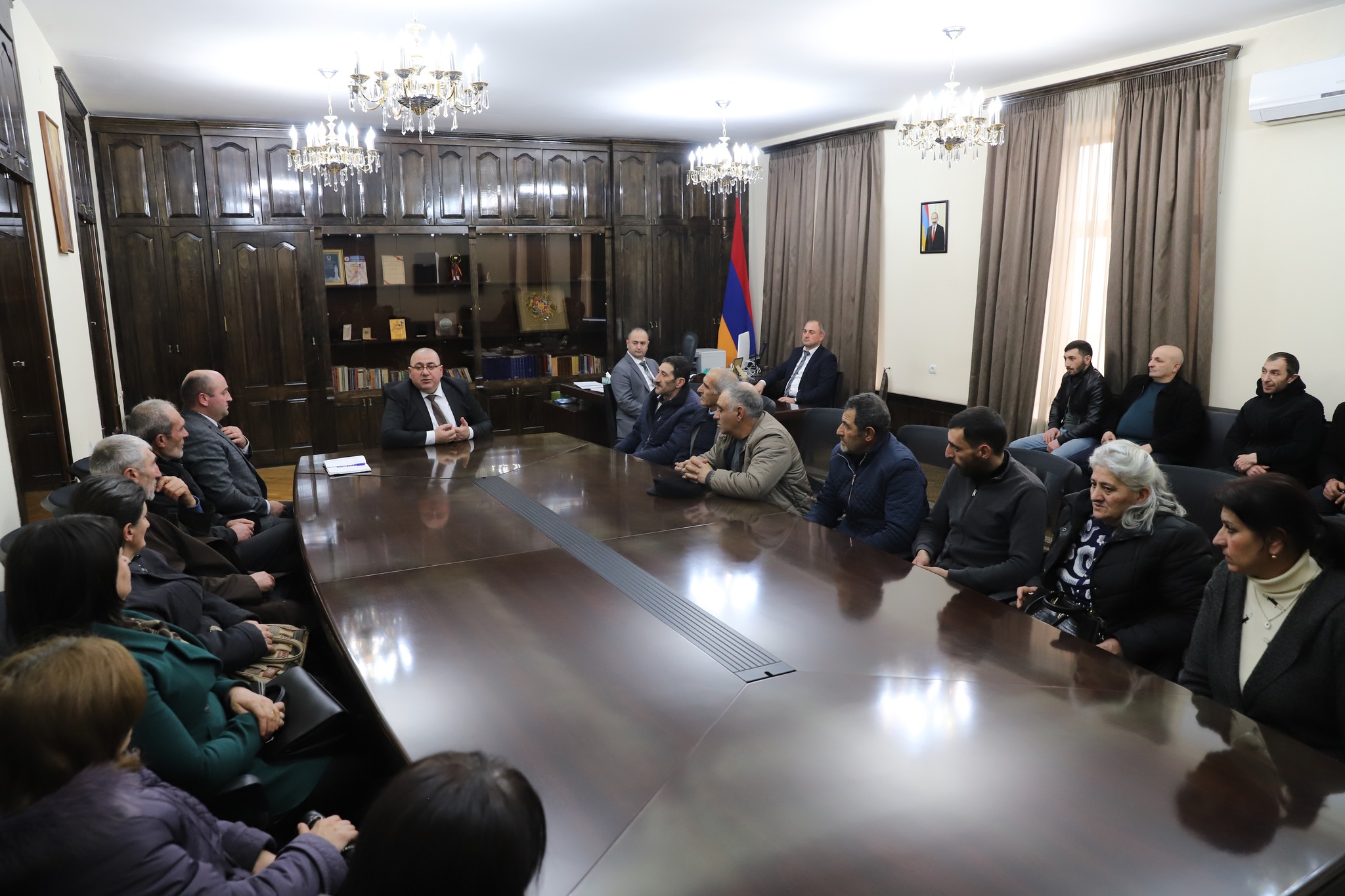 Շիրակի մարզպետը հանդիպել է վերջերս Հայաստան վերադարձած շիրակցի գերիների հարազատների հետ
