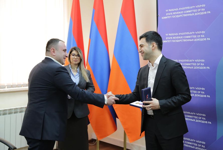 ՊԵԿ նախագահ Ռուստամ Բադասյանն Արտյոմ Սմբատյանին պարգևատրել է «Համագործակցության և փոխգործակցության համար» մեդալով