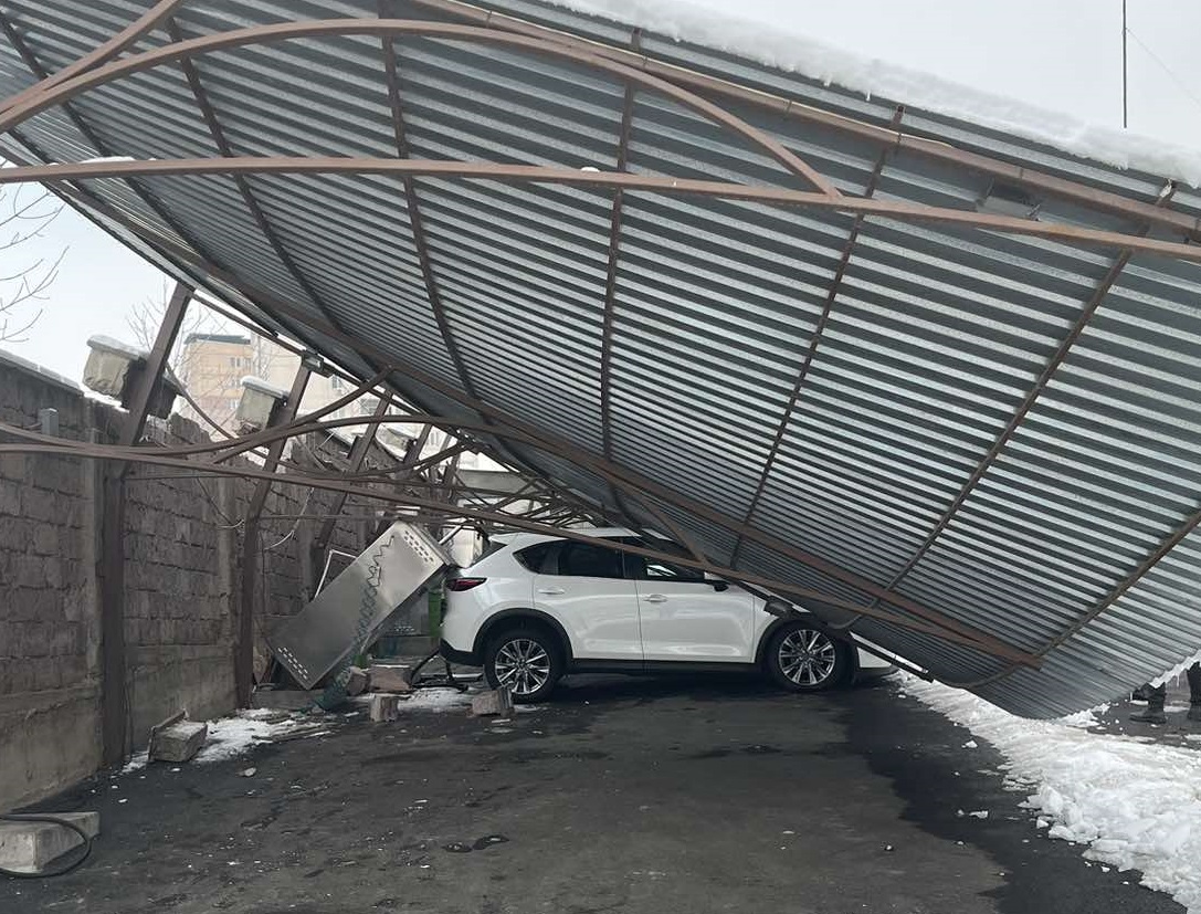 Տանիքի ծածկն ընկել էր ավտոմեքենայի վրա