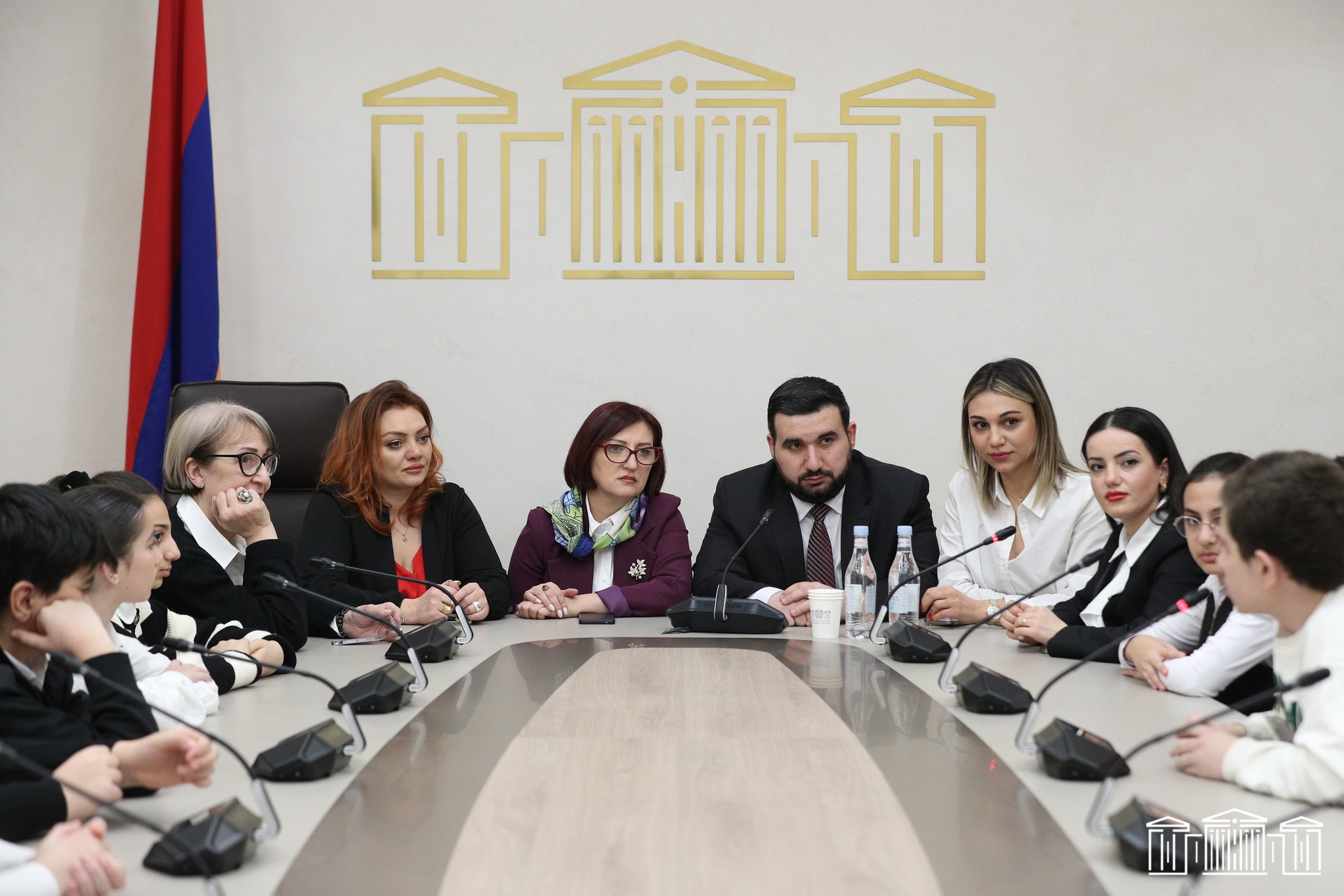 Պատգամավորները պատասխանել են խորհրդարան այցելած աշակերտների հարցերին