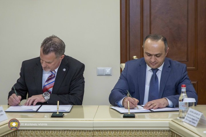Դեսպան Քվինը ներկա է գտնվել ԱՄՆ թմրամիջոցների դեմ պայքարի վարչության և ՀՀ քննչական կոմիտեի միջև համագործակցության հուշագրի ստորագրման արարողությանը