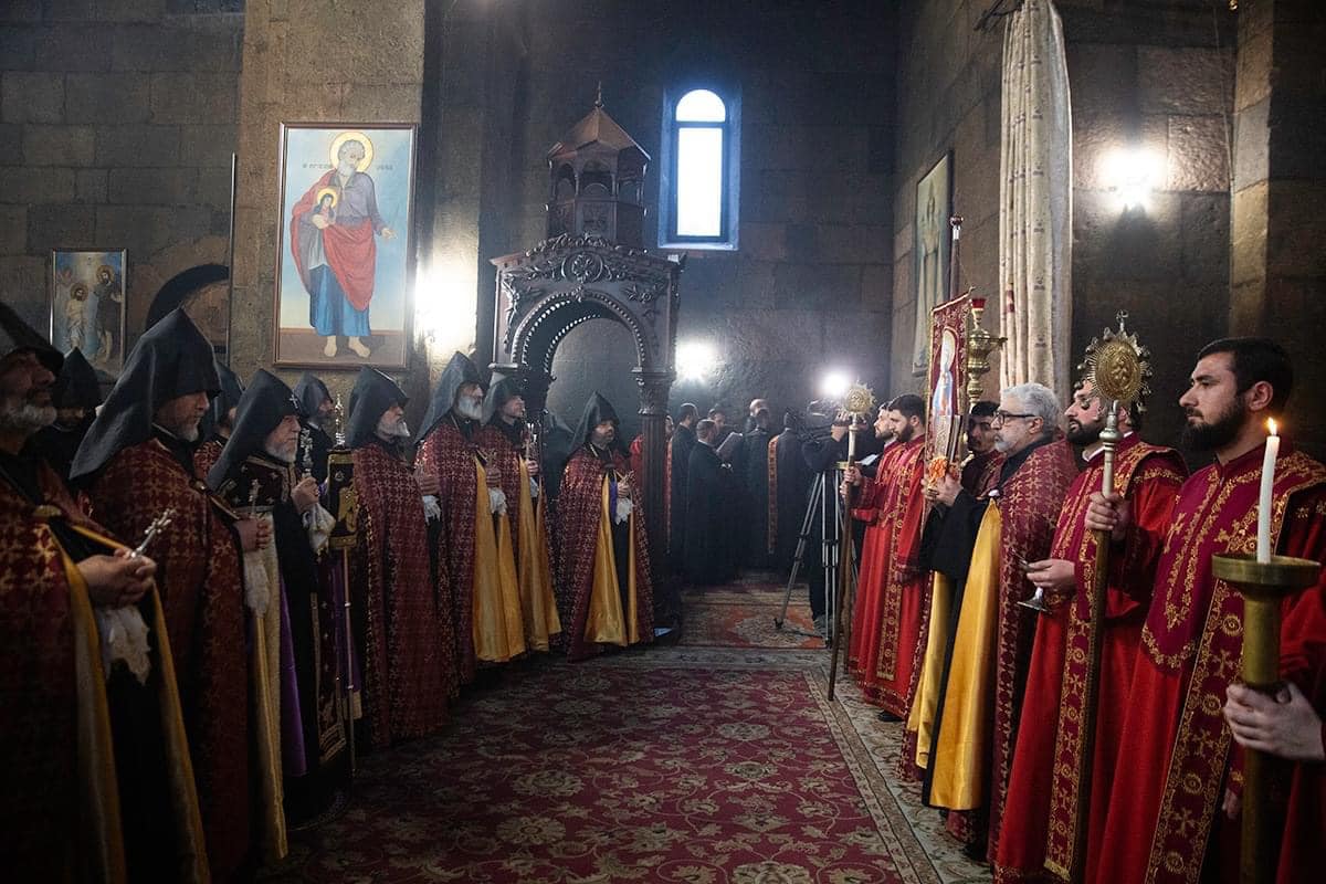 Փետրվարի 14-ին` եկեղեցիներում մատուցվելիք Սուրբ Պատարագի ավարտին, կկատարվի նորապսակ զույգերի օրհնության կարգ