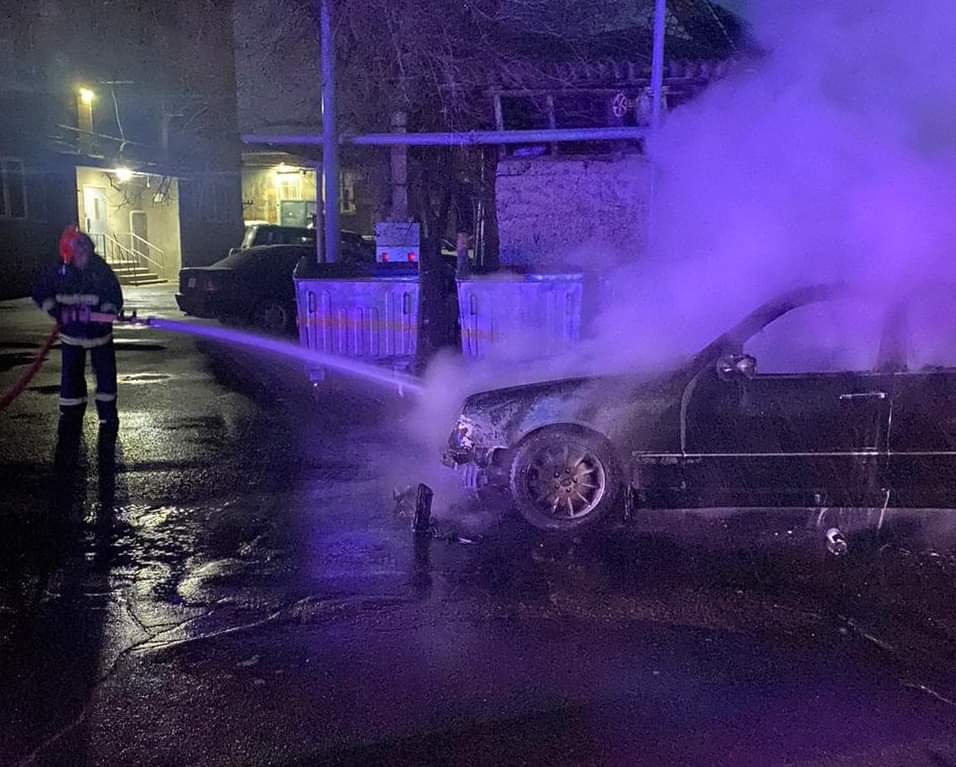 Աբովյան քաղաքի Կոտայքի փողոցում այրվել է «Mercedes-Benz»-ը