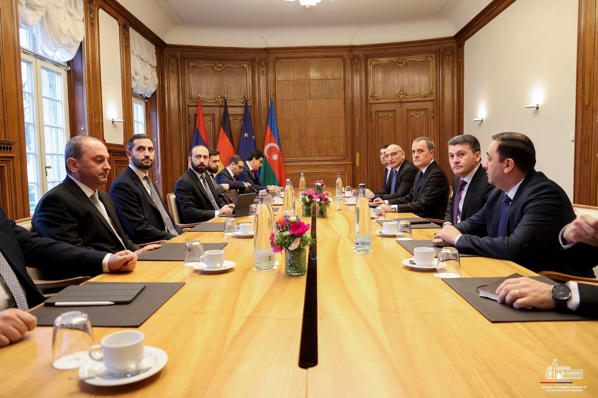 Մեկնարկել է Միրզոյանի և Բայրամովի հանդիպումը
