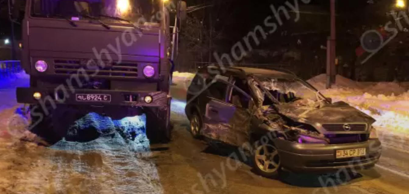 Խոշոր ավտովթար՝ Վանաձորում․ Opel-ը մխրճվել է КамАЗ-ի մեջ, 95-ամյա վիրավորը տեղափոխվել է հիվանդանոց