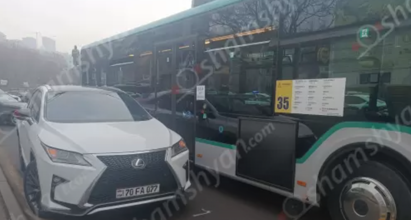 «Աբովյան» պուրակում բախվել են Lexus-ն ու թիվ 35 երթուղին սպասարկող MAN ավտոբուսը